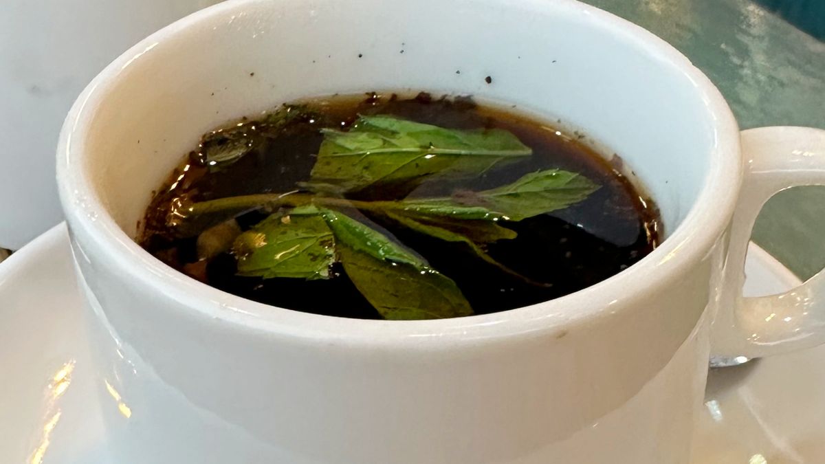 Ziołowy napar przed snem to prosty sposób, by poprawić jakość odpoczynku bez sięgania po tabletki