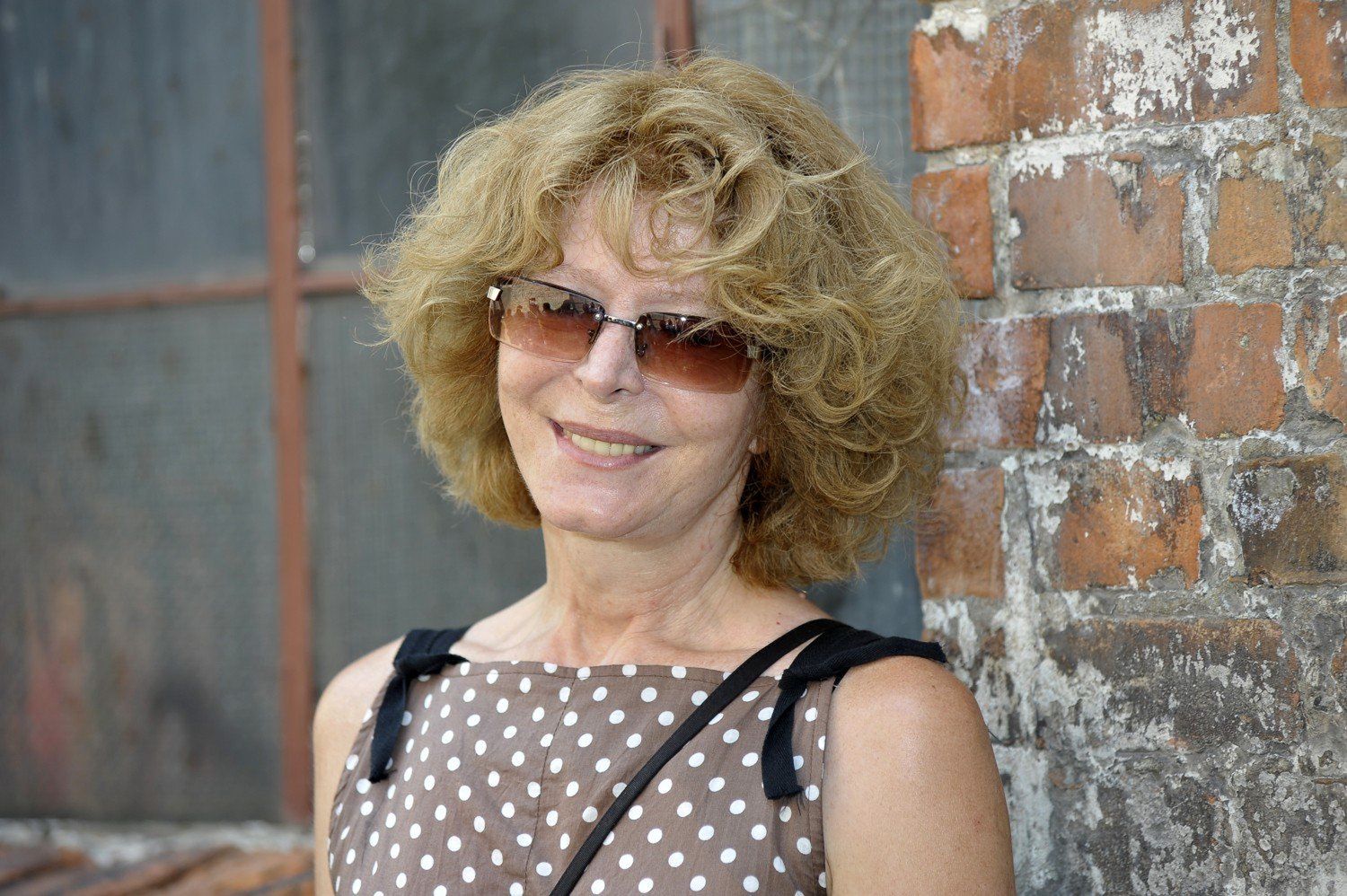 Anna Romantowska to aktorka o charakterystycznych rudych włosach. Popularność zyskała dzięki roli w serialu „Matki, żony i kochanki”.