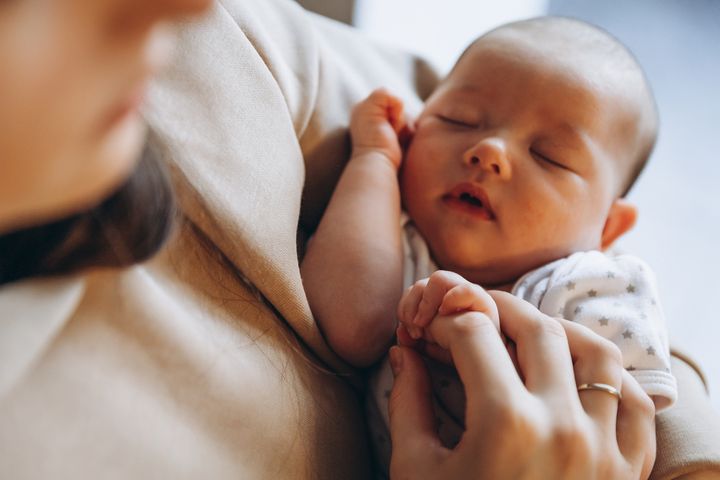 Jak nosić niemowlaka na rękach, w chuście i nosidle?