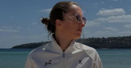 Muśnięta australijskim słońcem Iga Świątek prezentuje dwa oblicza z plaży (ZDJĘCIA)