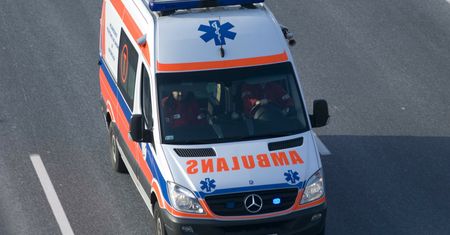 Zderzenie ciężarówki z osobówką. Zablokowana droga krajowa nr. 21