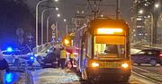 Warszawa: Kierujący BMW wjechał pod tramwaj na Żoliborzu