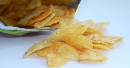 36-latek zjadł chipsy leżące na ulicy. Teraz ma kłopoty, ale nie żołądkowe
