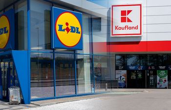 Biedronka, Lidl i Kaufland nęcą promocjami. Kawa, mleko, chemia i nie tylko