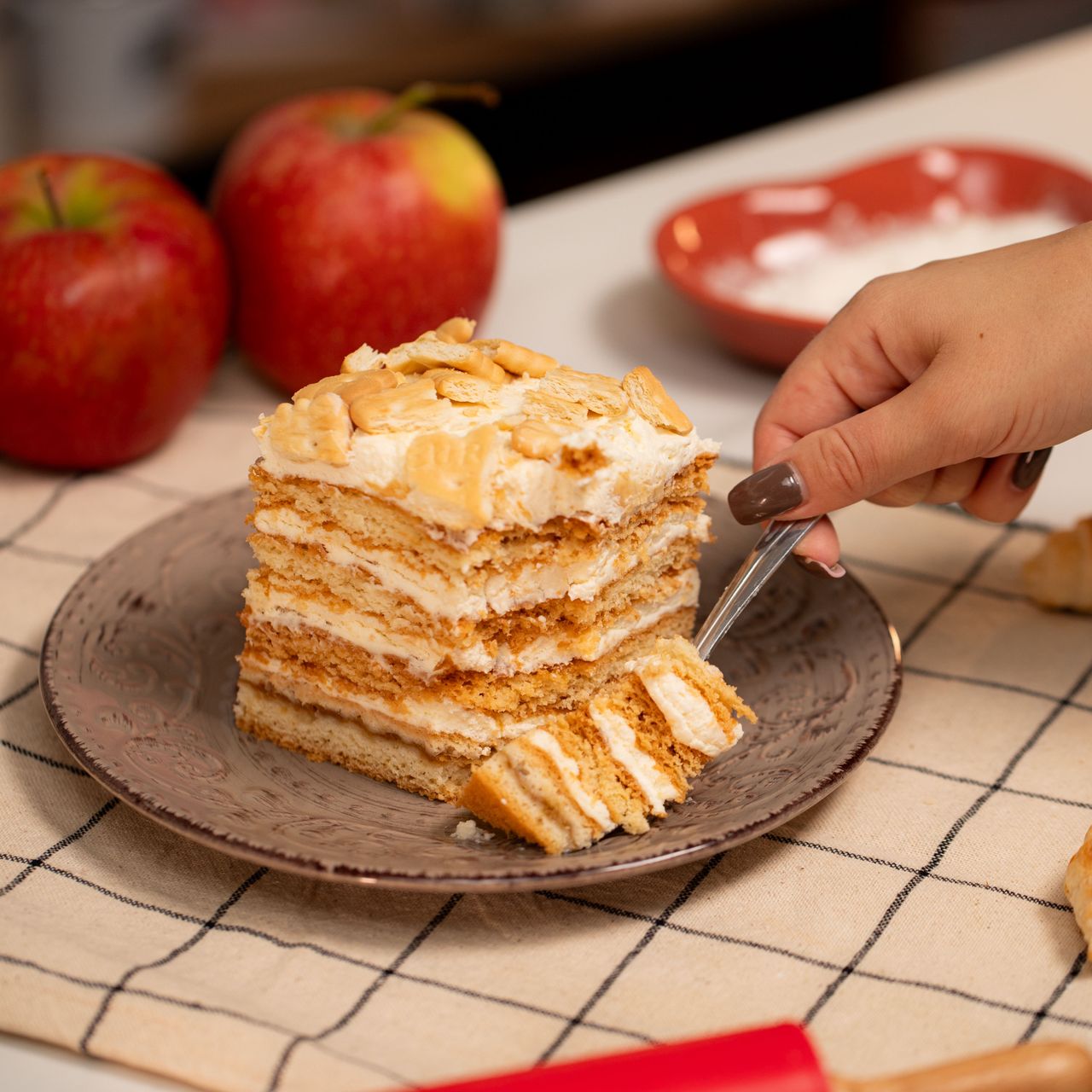 Cream cake with apples