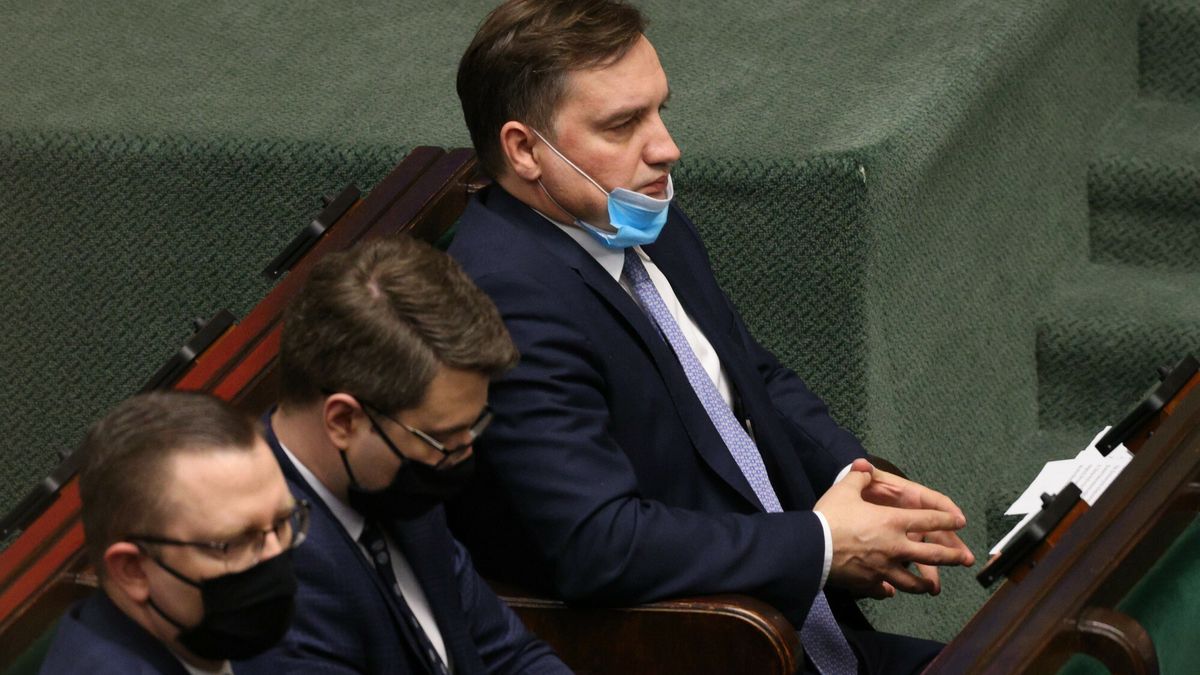 Rzecznik rządu Piotr Muller (w środku) liczy na odblokowanie środków z KPO bez wsparcia Solidarnej Polski.