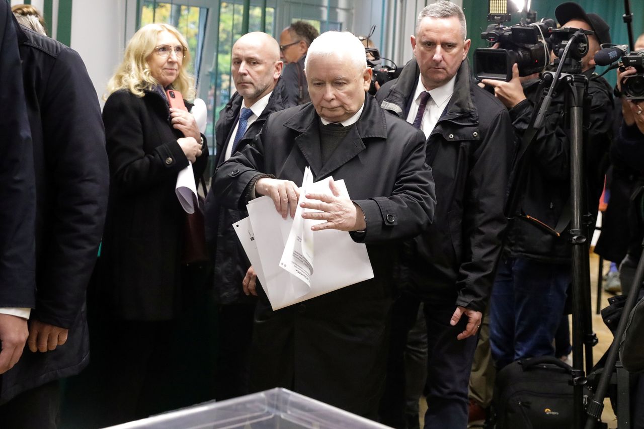 Jarosław Kaczyński odesłany na koniec kolejki. "Myślał, że się wepcha"