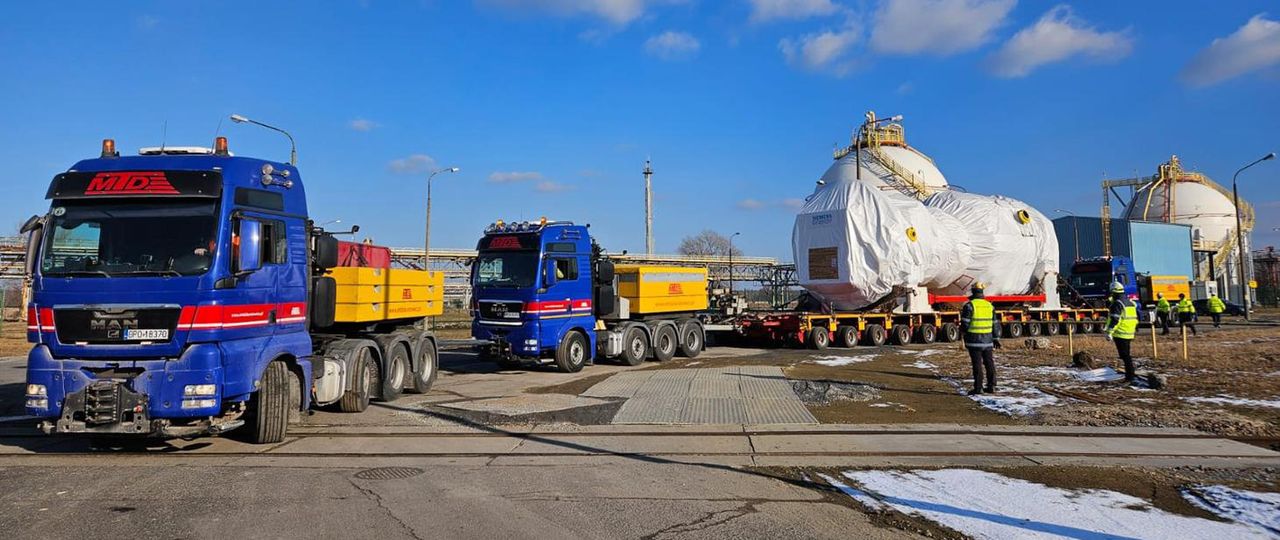 Takiego kolosa jeszcze nie wieźli. Ruszył najcięższy transport do Elektrowni Rybnik