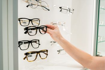 Nawe 700 zł na okulary. Kto ma prawo do pieniędzy z NFZ?