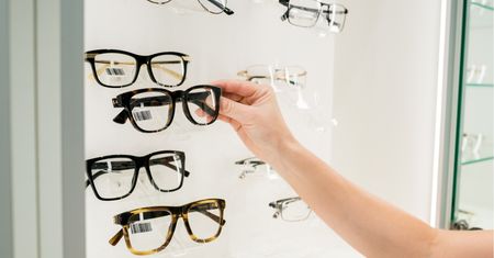 Nawet 700 zł na okulary. Kto ma prawo do pieniędzy z NFZ?