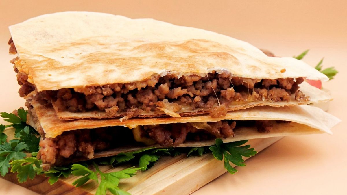 Zdejmij z patelni i przekrój na pół