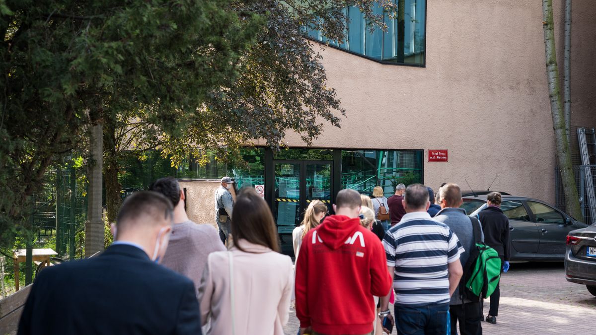 Ok. 300 tys. bezrobotnych nie szuka pracy, zarejestrowało się w urzędach pracy, by uzyskać darmowe ubezpieczenie. 