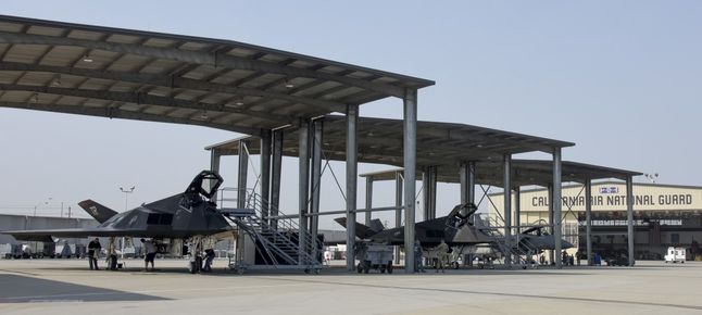 Dwa Nighthawki w bazie Lotniczej Gwardii Narodowej we Fresno