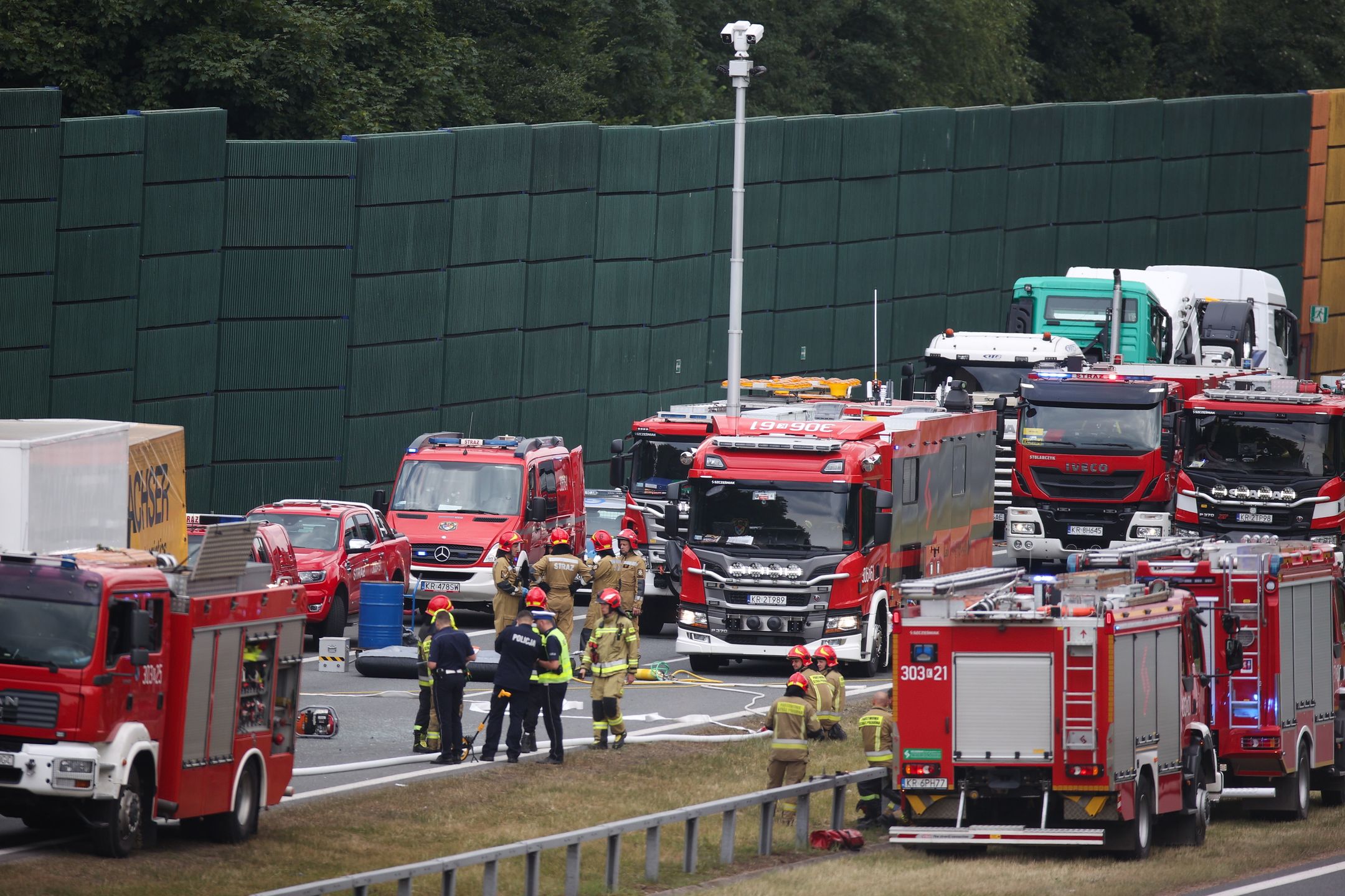 Brzoskwinia, 07.07.2022. Miejsce zderzenia trzech TIR-ów na autostradzie A4 w okolicy miejscowości Brzoskwinia (pow. krakowski), 7 bm. Kierowca jednego z TIR-ów, które wzajemnie na siebie najechały, został zakleszczony w pojeździe. Z ciężarówek wyciekło paliwo. (mr) PAP/Łukasz Gągulski***Zdjęcie do depeszy PAP pt. Małopolskie/ Utrudnienia na A4; doszło do zderzenia trzech TIR-ów***