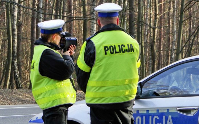 Policjanci podczas pomiaru prędkości 