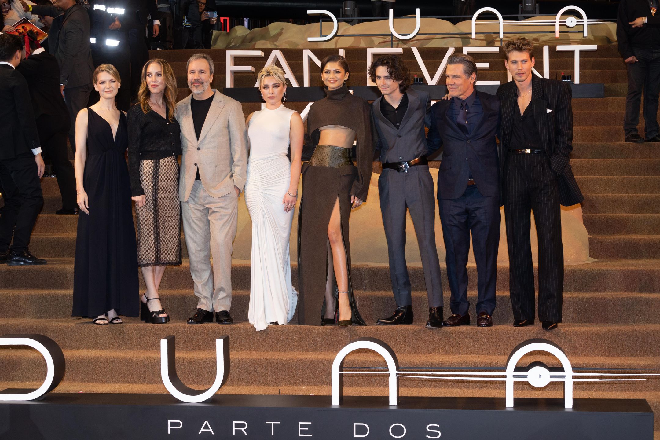 Od lewej: Tania Lapointe (kanadyjska reżyserka, partnerka Villeneuve'a), nieznana gościni, reżyser Denis Villenueve, Florence Pugh, Zendaya, Timothee Chalamet, Josh Brolin i Austin Butler
