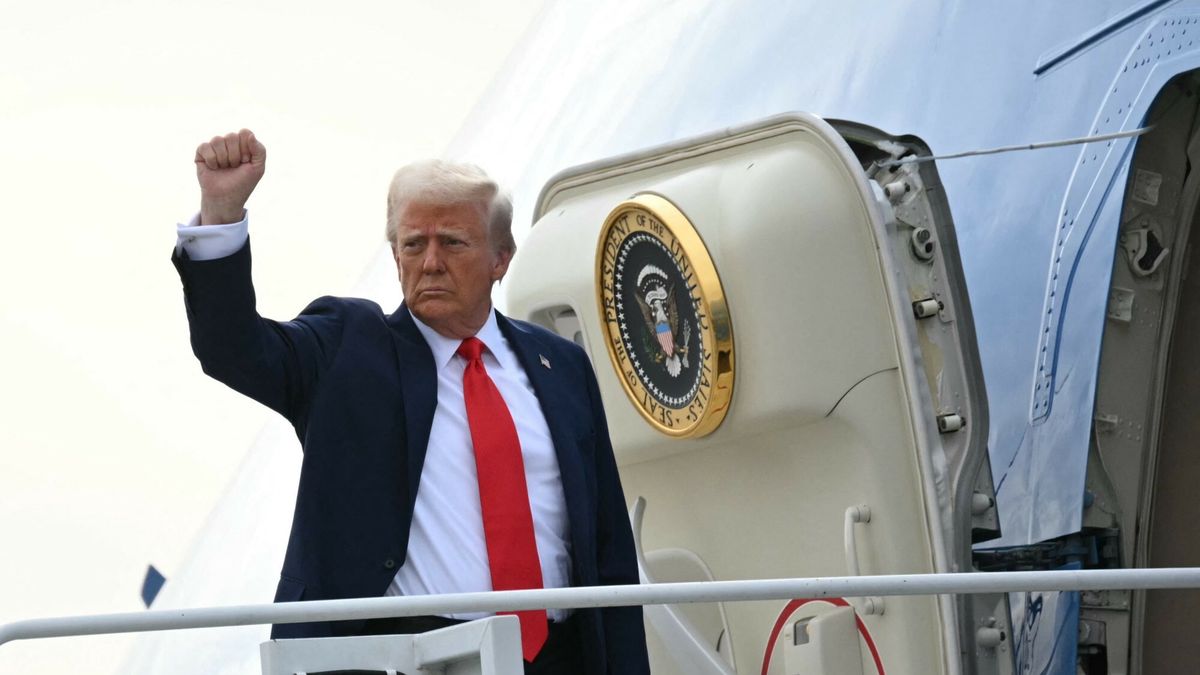 Donald Trump w Nevadzie
US President Donald Trump gestures as he boards Air Force One upon departure from Harry Reid International Airport in Las Vegas, Nevada on January 25, 2025. After visits to disaster sites in North Carolina and California, the Vegas stop is more of a feel-good victory lap, as he lays out his plans to exclude tips from federal taxes -- an enormously popular move in a city built on the hospitality industry. (Photo by Mandel NGAN / AFP)
MANDEL NGAN