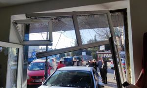 Jechała na "automacie". Zdjęcia Mercedesa obiegają sieć