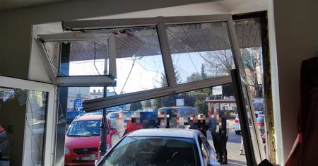 Jechała na "automacie". Zdjęcia Mercedesa obiegają sieć