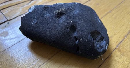 Meteoryt uderzył w dom. Czy kosmiczne skały to zagrożenie?