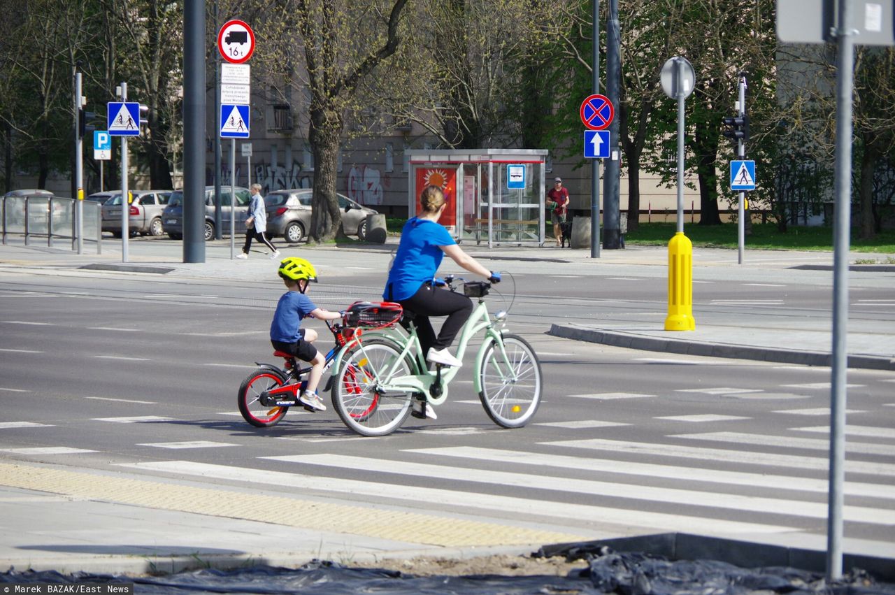 Mandat za jazdę dzieci po ścieżce rowerowej. Wysokie kary dla rodziców
