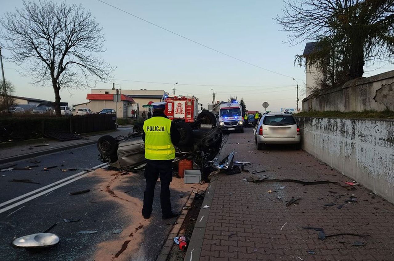 Łódzkie. Tragedia w Rudej. Dachowanie, a później zderzenie