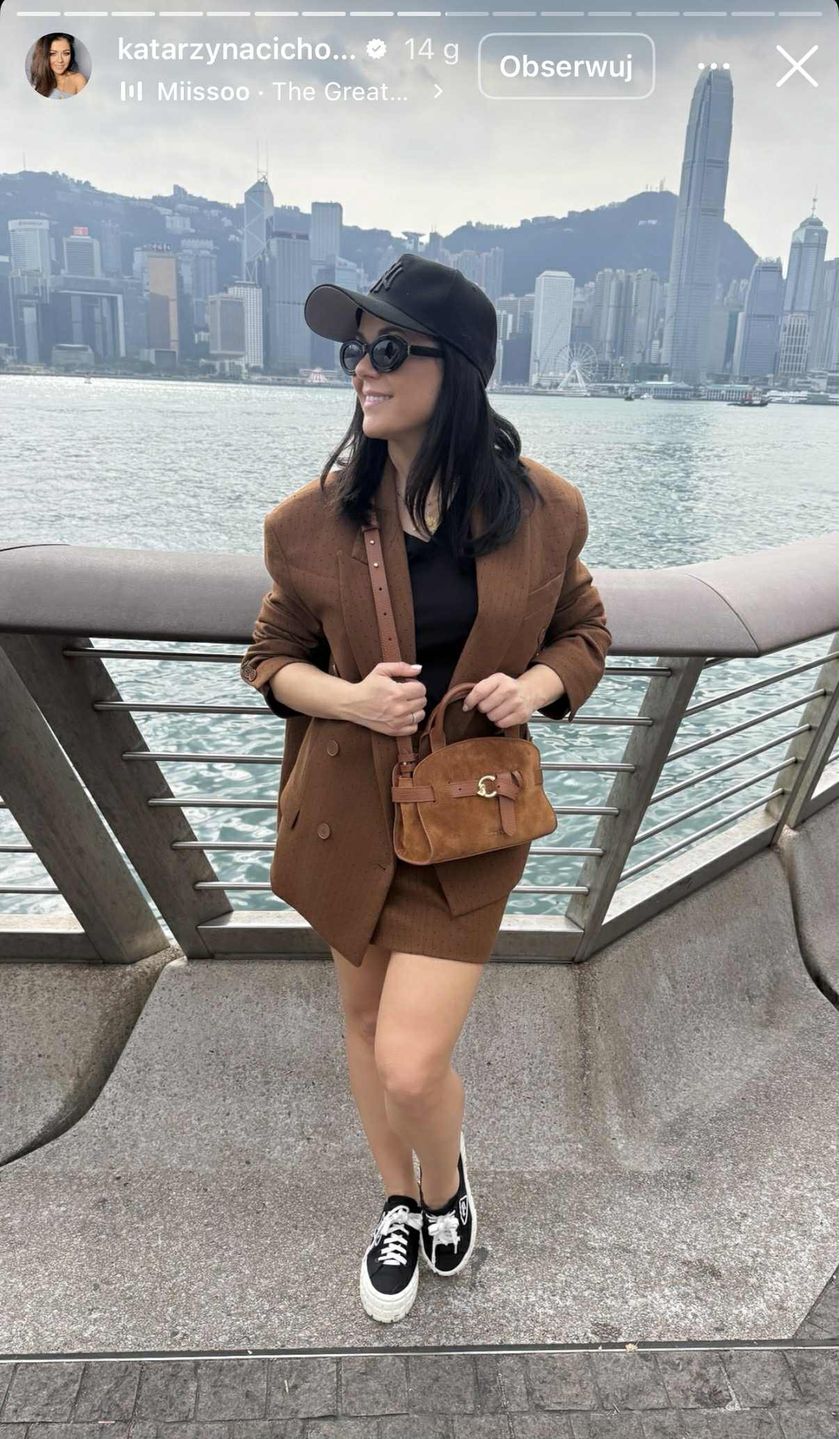 Katarzyna Cichopek w komplecie z minispódniczką