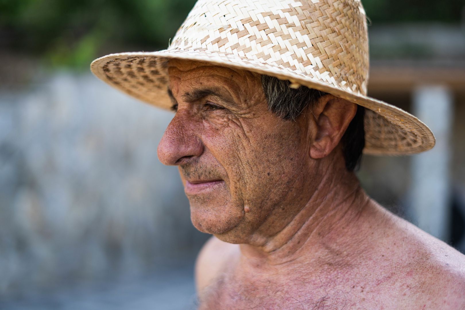 Portrait of an older man.
Portrait of an older man with straw hat and shirtless looking on.
Hugo Abad