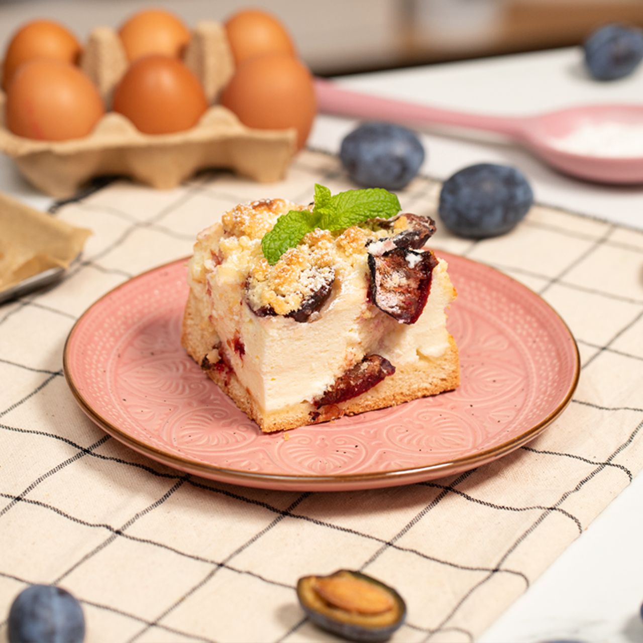 Cheesecake with plums