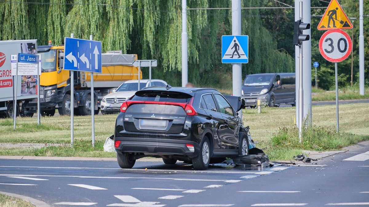 Mitsubishi wjechało w słup sygnalizacji świetlnej na rondzie Narodowych Sił Zbrojnych