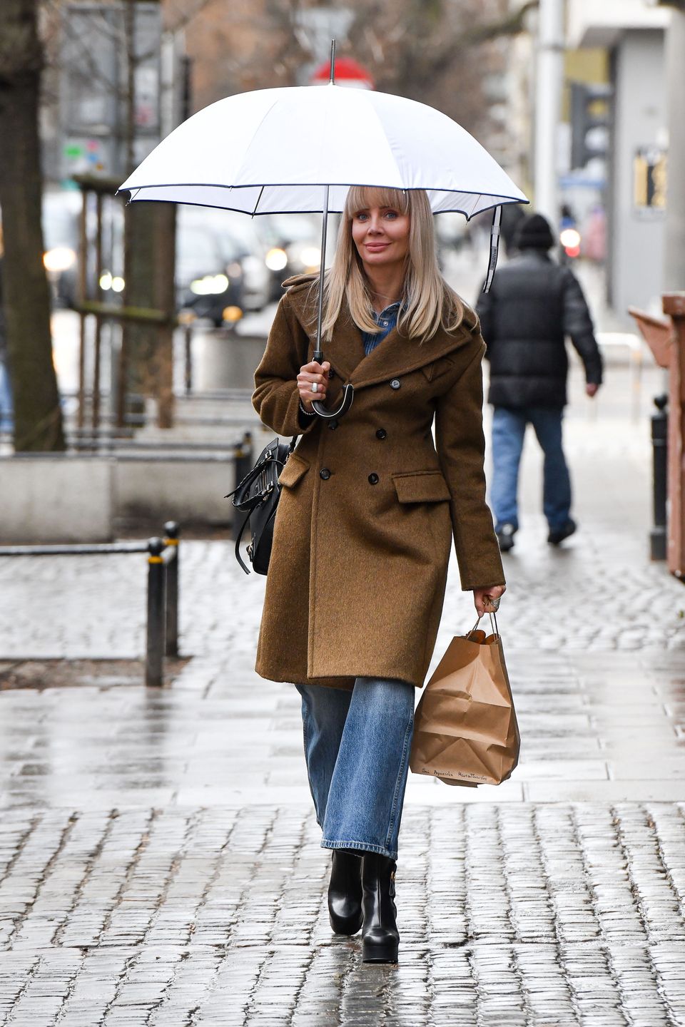 Uzbrojona w parasol Agnieszka Woźniak-Starak opuszcza studio "Dzień Dobry TVN"