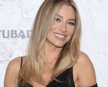 Poleciała do Dubaju. Olśniła w cekinowej mini