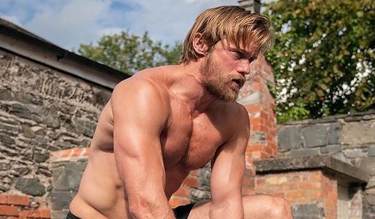 Alexander Skarsgard podczas ćwiczeń 