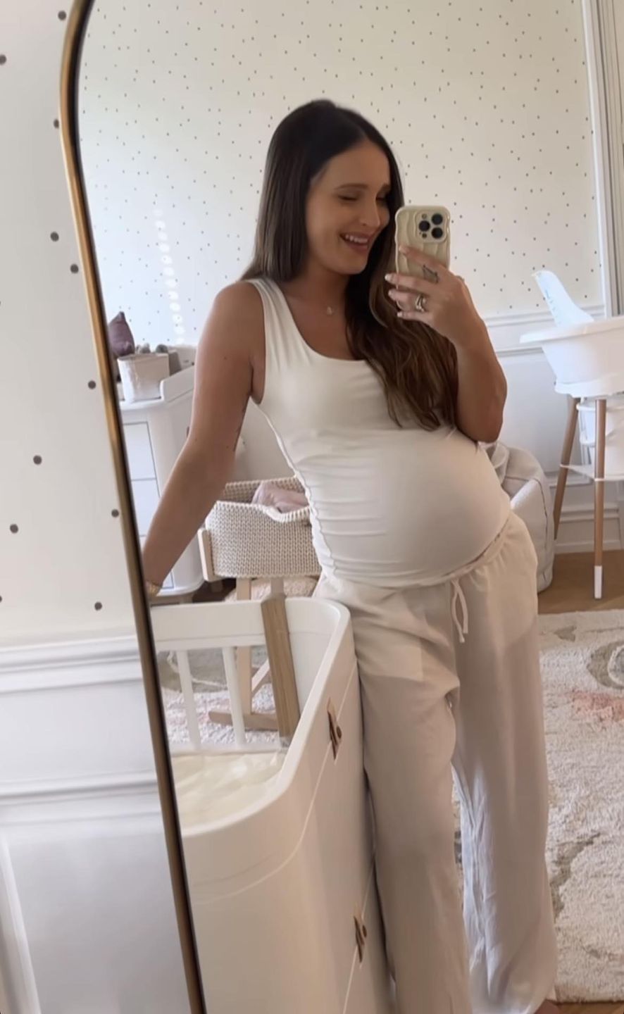 Marina Łuczenko prezentuje ciążowe krągłości i pokój córeczki