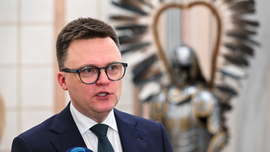 Wilno, Litwa, 05.02.2024. Marszałek Sejmu RP Szymon Hołownia podczas wypowiedzi dla mediów w ambasadzie RP w Wilnie, 6 bm. Marszałek Hołownia jest z dwudniową wizytą w Republice Litewskiej. Wśród tematów, które zamierza poruszyć z litewskimi politykami jest kwestia bezpieczeństwa w kontekście zagrożenia ze strony Rosji, a także miejsca Polski i Litwy w Unii Europejskiej oraz reformy UE. Ponadto, będzie również rozmawiać na temat dotyczący praw polskiej mniejszości mieszkającej na Litwie. (jm) PAP/Valdemar Doveiko