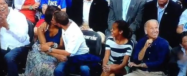 Obama całuje żonę na meczu
