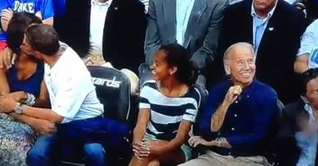 Obama całuje żonę na meczu