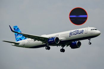 Nagranie z samolotu. Oto, co było w schowku na bagaże