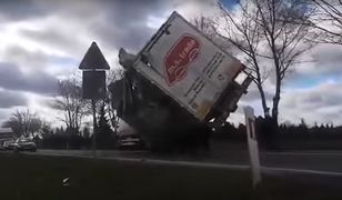 Wiatr daje się we znaki kierowcom. Pod Wrocławiem ciężarówka zawisła nad jezdnią