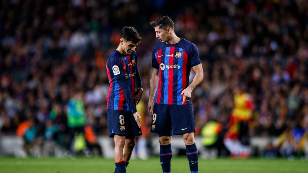 Na zdjęciu: Pedri i Robert Lewandowski