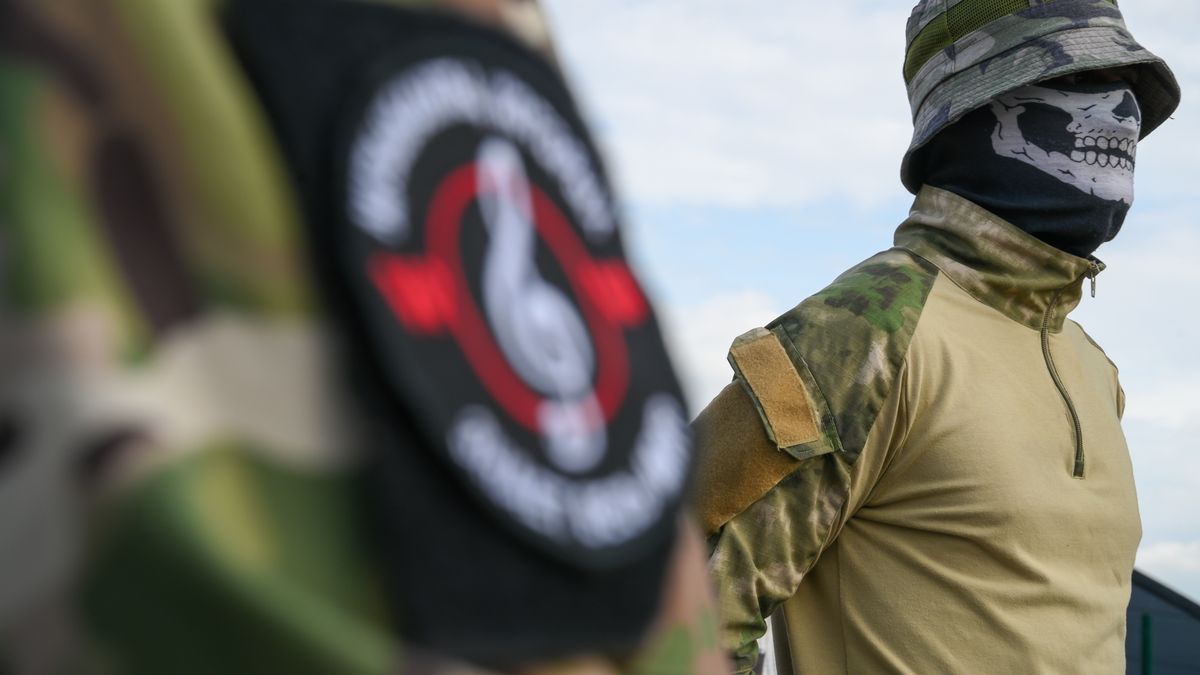 A man dressed in military uniform stands at an informal memorial next to the former 'PMC Wagner Centre' in St. Petersburg, Russia, 24 August 2023. An investigation was launched into the crash of an aircraft in the Tver region in Russia on 23 August 2023, the Russian Federal Air Transport Agency said in a statement. Among the passengers was Wagner chief Yevgeny Prigozhin, the agency reported. EPA/ANTON MATROSOV Dostawca: PAP/EPA.