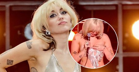 Miley Cyrus zaliczyła wpadkę na scenie. Musiała zasłaniać się rękoma