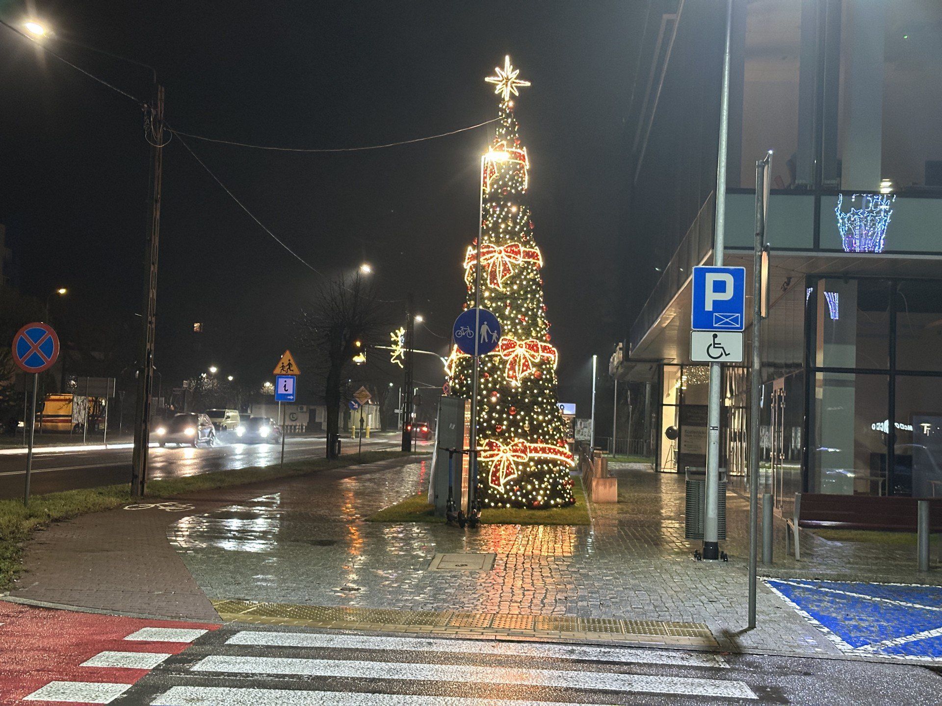 Przed Centrum Kulturalno - Artystycznym w Kozienicach stanęła choinka. Więcej świątecznych dekoracji z Kozienic na kolejnych zdjęciach 