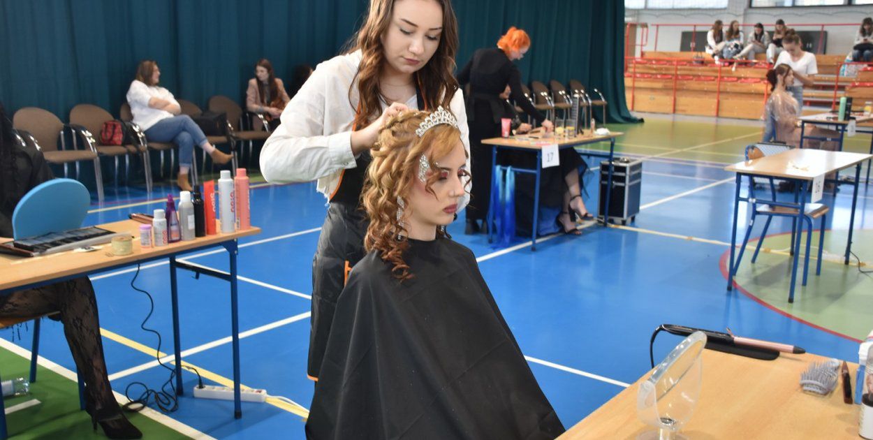 Tarnobrzeg: Magia warkoczy i loków w "Prymasówce" - konkurs fryzjerski