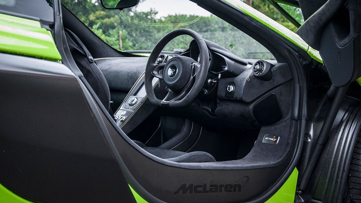 Sportowe auta bardzo często mają całe nadwozia wykonane z kompozytu węglowego