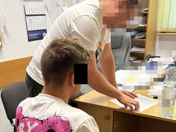 Warszawa: 22-latek w ciągu alkoholowym znęcał się nad dziewczyną. Bił ją, dusił i szarpał za włosy