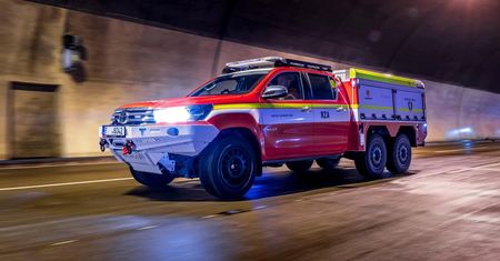 Toyota Hilux przecina elektryka na pół. Nie potrzebuje kontenera do gaszenia