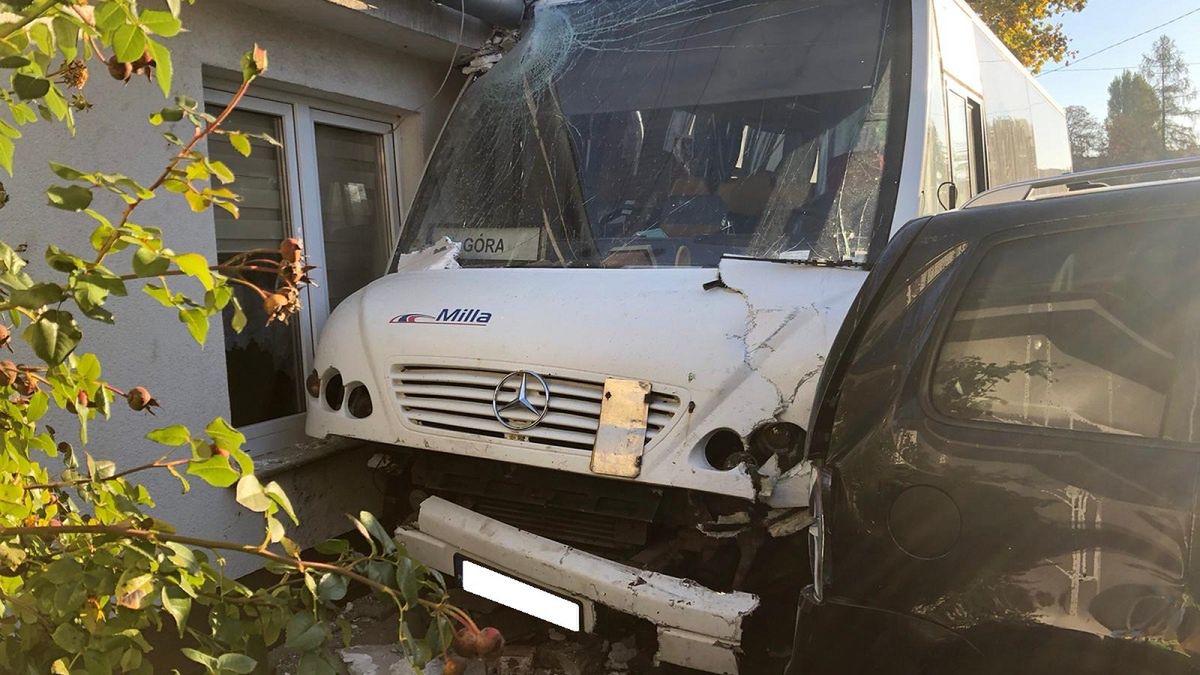 Kierowca autobusu wjechał w dom