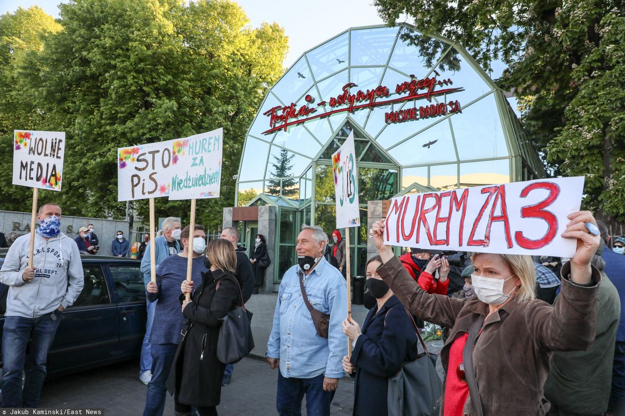 Protest słuchaczy Trójki pod siedzibą radia