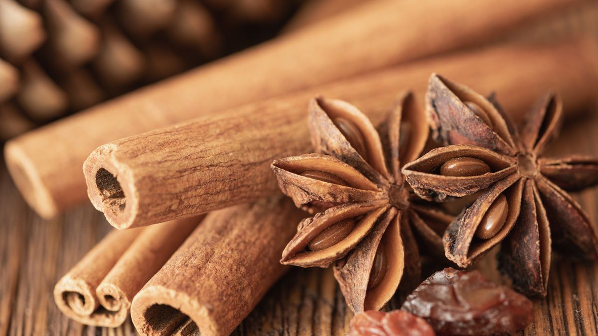 Cynamon to popularna przyprawa, którą stosuje się do aromatyzowania różnych dań.